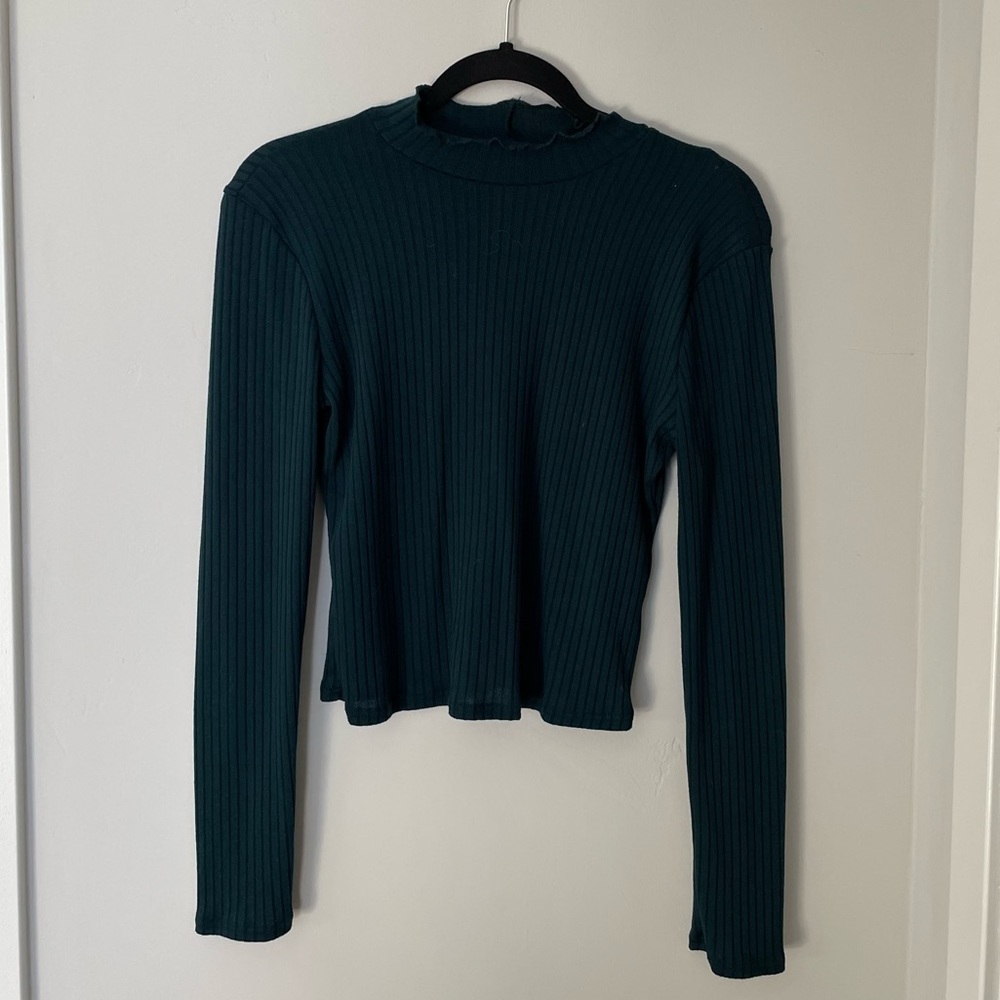 Cropped long sleeve with mock neck SZ M